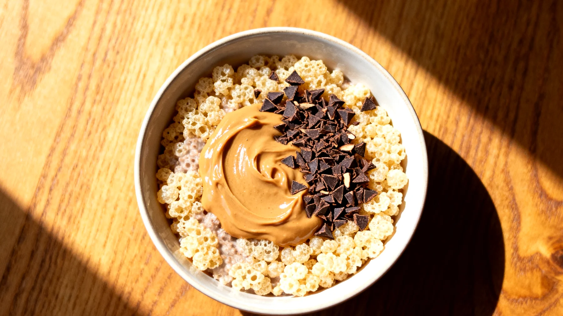 Amaranth-Puffs mit Mandelmus und Kakao-Nibs"