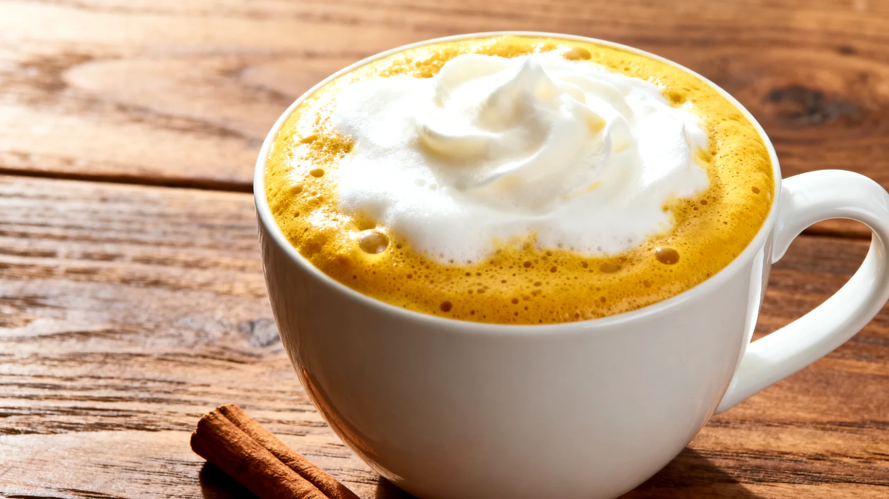 Goldene Milch mit Ashwagandha und Mandelmilch"